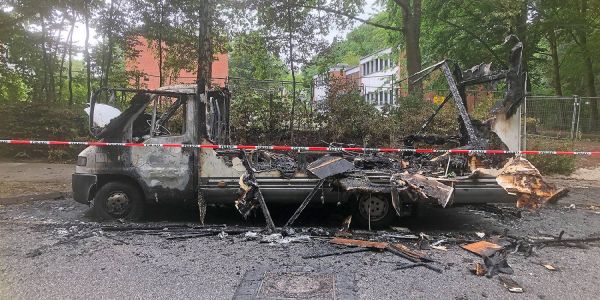 Rönneburg: Feuer zerstört abgestelltes Wohnmobil