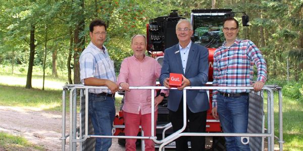Arne Vaubel, Geschäftsführer Wildpark, Volkslauforganisator Jürgen Buck, Wilfried Wiegel, Sparkasse Harburg-Buxtehude und Mark Schütter, Geschäftsführer Hausbruch-Neugrabener Turnerschaft (HNT)freuen sich auf den ersten Rosengartenlauf. Foto: pr Rosengartenlauf: Schon mehr als 800 Sportler wollen dabei sein