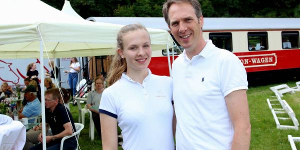 Tobaben-Geschäftsführer Jan Busse kam mit Tochter Nele zum Turnier des HRV. Foto: Christian Bittcher Sommerturnier beim HRV: Promis, Stimmung und ein neuer Sponsor