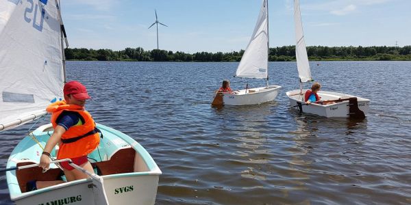 Auf dem Neuländer See segelten in den letzten zwei Wochen insgesamt 18 Kinder bei verschiedenen Ferienaktionen der Segelvereinigung Sinstorf. Foto: privat Segelvereinigung Sinstorf: Ferienpass-Aktion auf dem Neuländer See