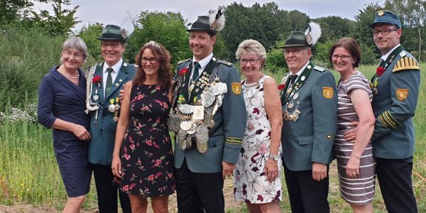 Freuen sich auf ein tolles Jahr: Das neue Regentenpaar Arne und Nicole Vaubel mit den drei Adjutanten-Paaren. Foto: privat SV Vahrendorf: Arne Vaubel ist neuer Schützenkönig
