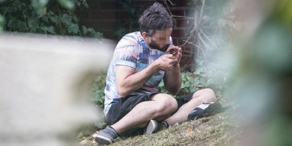 Ein Süchtiger konsumiert auf dem jüdischen Friedhof Crack. Foto: André Zand-Vakili Drogenszene