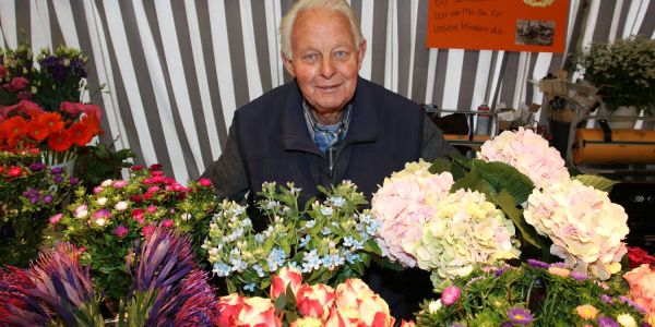 Uwe Böttger ist seit 60 Jahren Händler auf dem Harburger Wochenmarkt. Foto: Christian Bittcher 60 Jahre auf dem Wochenmarkt: Urgestein Uwe Böttger feiert Jubiläum