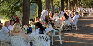 Neu beim Weißen Dinner: Fliegende Schaumlogos und Klavierzauber