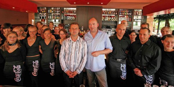 Toni Militsis (l.) und sein Partner Oliver Klühn mit der Crew 2005 bei der Eroeffnung des Bolero. Foto: André Zand-Vakili Das Southside feiert am Sonnabend seinen 14. Geburtstag