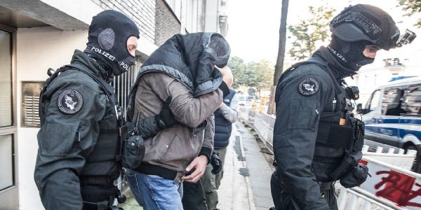 Beamte einer BFE aus Schleswig-Holstein führen einen im Rahmen der Aktion verhafteten Mann ab. Foto: André Zand-Vakili Razzia