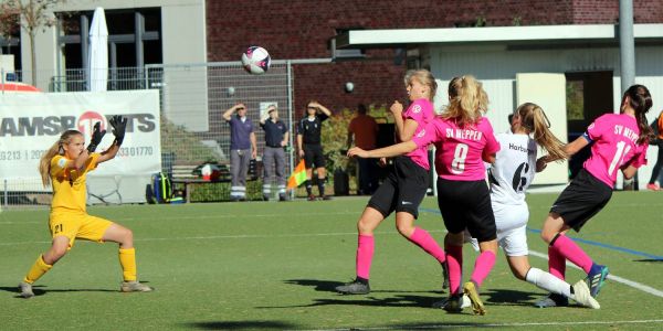 Einsatz für die Torwartin: Immer wieder geriet der SV Meppen, wie bei diesem Angriff, stark unter Druck. Foto: Christian Bittcher Bundesliga: HTB-Juniorinnen holen Remis gegen Tabellenführer