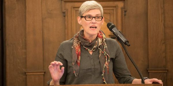 Claudia Loss in der Bezirksversammlung. Foto: André Zand-Vakili BV