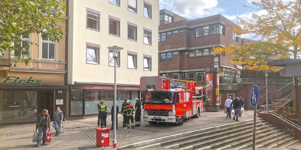 Die durch die Hölertwiete zum Hotel bugsierte Drehleiter steht vor dem Hotel. Foto: André Zand-Vakili Beherztes Eingreifen verhindert Brandausbreitung im Hotel am Sand