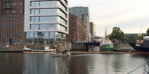 Binnenhafen: Feuerwehr bekämpft Ölfilm auf dem Bahnhofskanal