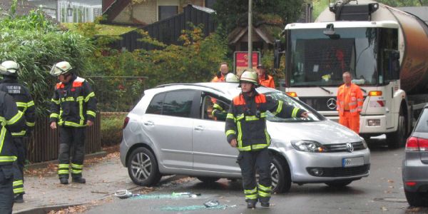 86-jähriger Autofahrer verunglückt vor Seniorenwohnanlage