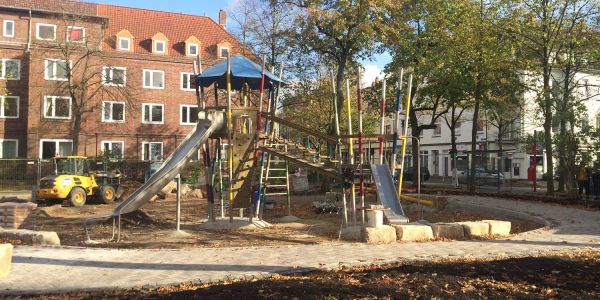 Das sieht doch schon gut aus: Auf dem Spielplatz An der Rennkoppel kann bald wieder gespielt und getobt werden. Foto: Christian Bittcher Alles neu auf dem Spielplatz Rennkoppel: Eröffnung Ende November