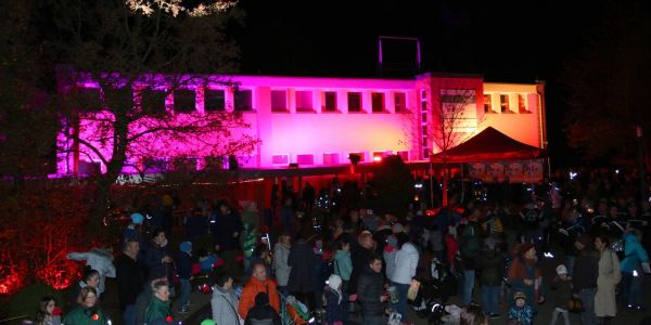 Farbenspiel: Das Schulgebäude wechselte immer wieder die Farben. Foto: Christian Bittcher 12. Laternenfest: Feuerwerks- und Lichtspektakel an der Alten Forst