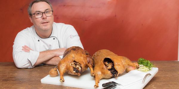 Küchendirektor Frank Kriewen mit zwei Martinsgänsen. Foto: André Zand-Vakili Martinsgans