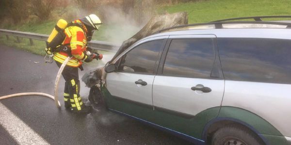 Ein Feuerwehrmann während der Löscharbeiten. Foto: Andreas Brauel Ramelsloh: Feuerwehreinsatz wegen brennenden Ford auf der A7