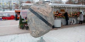 Was ist das denn? Rätselraten um den großen Stein auf dem Markt