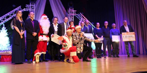 Peter Sebastian mit seinen Gästen und Sponsoren auf der Bühne. Foto: DL 34. Starpyramide: Tolle Show und keine Sekunde langweilig