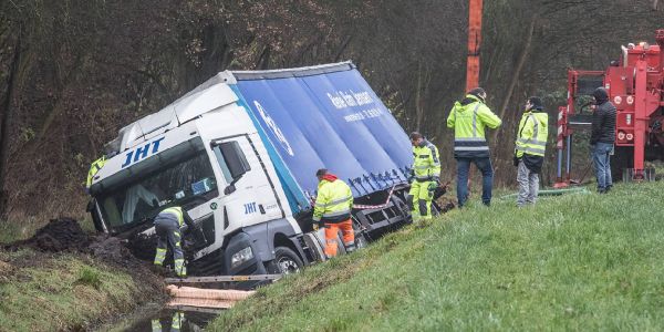 Schwierige Bergung nach Unfall am Moorburger Hauptdeich