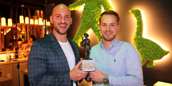 Betriebsleiter Peter Zselyi (links) und Franchise-Nehmer Christopher Schmidt freuen sich über die gelungene Eröffnung von Hans im Glück. Foto: Christian Bittcher Burgerkette "Hans im Glück" ist da: Eröffnung am Nikolaustag