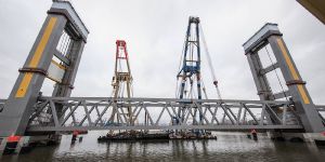 2000 Tonnen schweres Mittelteil der neuen Kattwykbrücke eingehängt