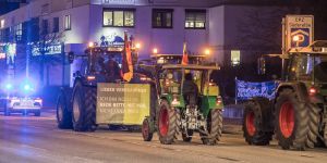 Neugraben: Treckerdemo auf der Cuxhavener Straße