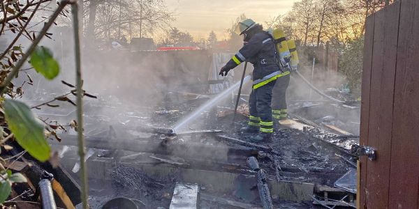 Feuerwehreinsatz in Neuland: Kleingartenlaube brennt völlig nieder
