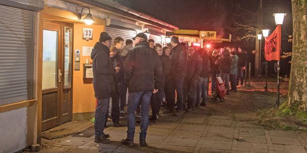 Großer Ansturm zum Start des Feuerwerksverkaufs
