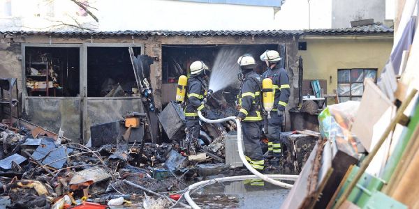 Phoenix-Viertel: Garagen brennen auf Hinterhof am Beckerberg