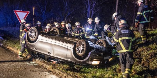 BMW überschlägt sich in der Auffahrt Harburg-Mitte