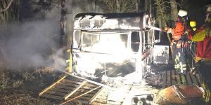 Ramelsloh: Wohnwagen brannte abseits der Straße