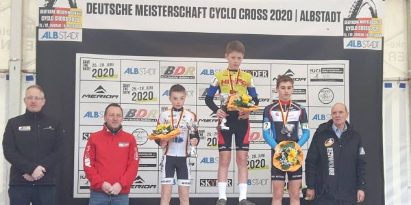 Siegerehrung bei der DM im Radcross: Sieger Max Oertzen aus Harburg, links der zweitplatzierte Benedikt Benz aus Offenburg. Dritter wurde der Cottbuser Paul Fietzke (rechts). Foto: privat Riesenerfolg: Max Oertzen wurde Deutscher Meister im Radcross