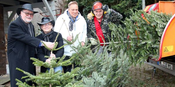 Schredderfest in Rönneburg: Bratwurst, Party und viele Weihnachtsbäume