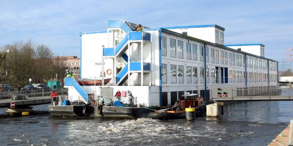 Nach fast genau fünf Jahren verließ die Transit am Montagmorgen Harburg. Foto: Christian Bittcher Aufatmen im Binnenhafen: Die „Transit“ ist endlich weg
