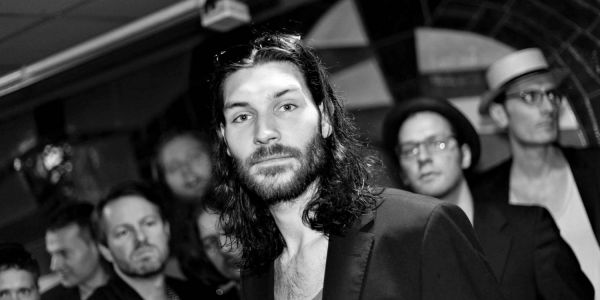 Das Harburger Rote Kreuz präsentiert die Band Diazpora mit Sänger Axel Feige. Foto: Diazpora Benefizkonzert für Obdachlosenhilfe: Axel Feige in der Fischhalle