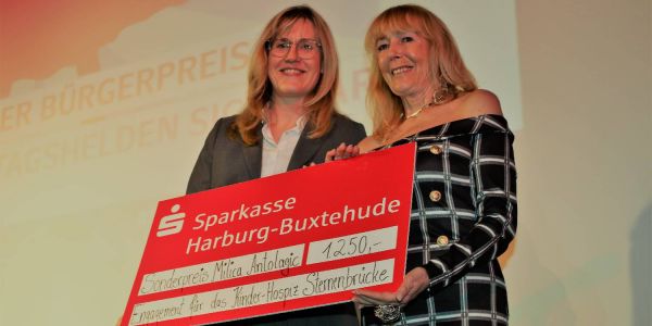 Sandra Becker zeichnet Milica Antolagic aus.