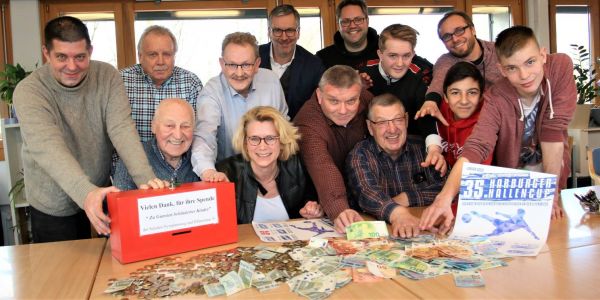 Hallencup: Fußball-Urgesteine spenden 6666 Euro an Schule Elfenwiese