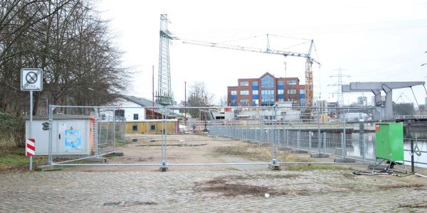 Bauzaun am Kanalplatz: Für viele ein Schildbürgerstreich