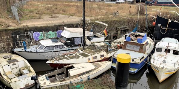 Trauriger Anblick im Binnenhafen: „Schiffsfriedhof“ am Bahnhofskanal