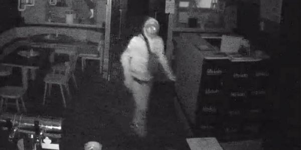 Auf dem Videoprint aus der Kameraüberwachung ist die markante Kleidung des Mannes gut zu erkennen. Er trug ein Baseballcap. Foto: Privat Dreister Einbruch: Whisky-Dieb steigt in Marias Ballroom ein