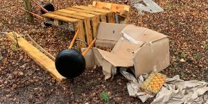 Im Wald an der Kuhtrift: Illegale Müllentsorgung mit Absender