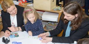 Ministerin auf Stippvisite im Kindergarten am Kirchenhang