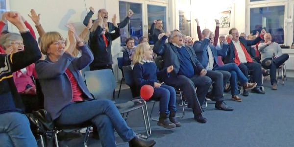 Jubel bei der SPD und bei der CDU packten sie die Würstchen ein