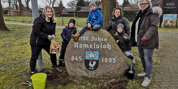 "1175 Blumenzwiebeln für Ramelsloh" haben viele fleißige Hände jetzt unter der Regie des Vereins "WIR - Wir in Ramelsloh" an verschiedenen Orten in Ramelsloh eingepflanzt. Foto: ein Viele Helfer sorgen für ein baldiges Blumenmeer in Ramelsloh