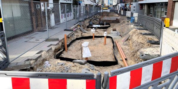 Die kleine Fußgängerzone in der Hölertwiete ist derzeit auf fast der gesamten Länge eine Baustelle. Foto: Christian Bittcher Baugrube statt Fußgängerzone: High-Tech-Beete für die Hölertwiete