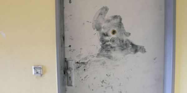 Die Wohnungstüpr, hinter der Harry P. ermordet wurde. Deutlich ist zu sehen, dass an der Tür Fingerspuren gesichert wurden. Foto: Andre Lenthe Fotografie Tötungsdelikt in Hamburg-Wilhelmsburg