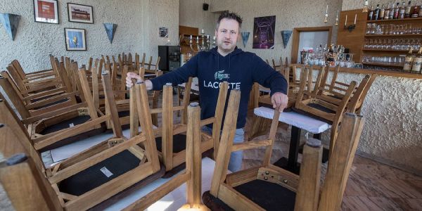 Sven Oliver Scharf wird, wie beim ersten Lockdown, die Stühle wieder hochstellen müssen. Foto: André Zand-Vakili Scharf