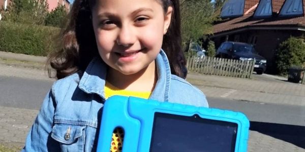 Spende fürs Homeschooling: Acht Tablets für Schule Schnuckendrift