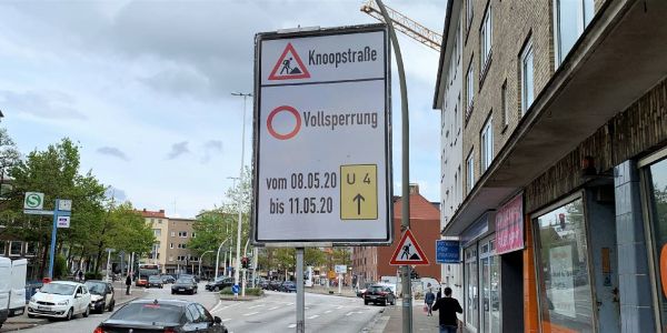 Große Hinweistafeln in der City, wie hier an der Eißendorfer Straße, weisen auf die Baumaßnahme hin. Foto: Christian Bittcher Harburgs City wird zum Nadelöhr: Neuer Asphalt für drei Straßen