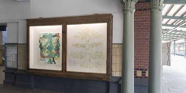 Kunstverein stellt Bilder in Vitrinen im Harburger Bahnhof aus