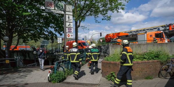 Einsatzkräfte der Feuerwehr im Bereich S-Bahnhof Harburg. Foto: André Zand-Vakili Feuer und dreistes Verhalten legen S3 im Bereich Harburg lahm